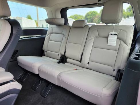 Used 2025 Lincoln Navigator Reserve AWD/4WD image 18