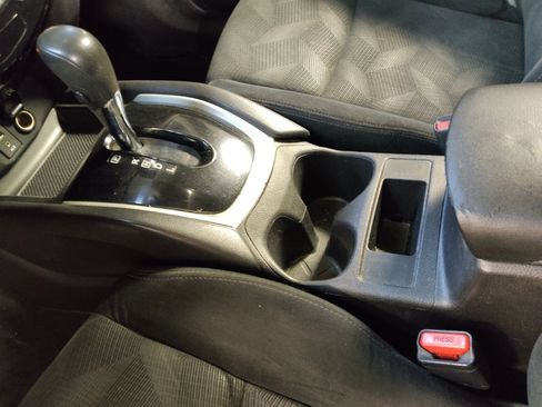 Used 2014 Nissan Rogue SV image 26