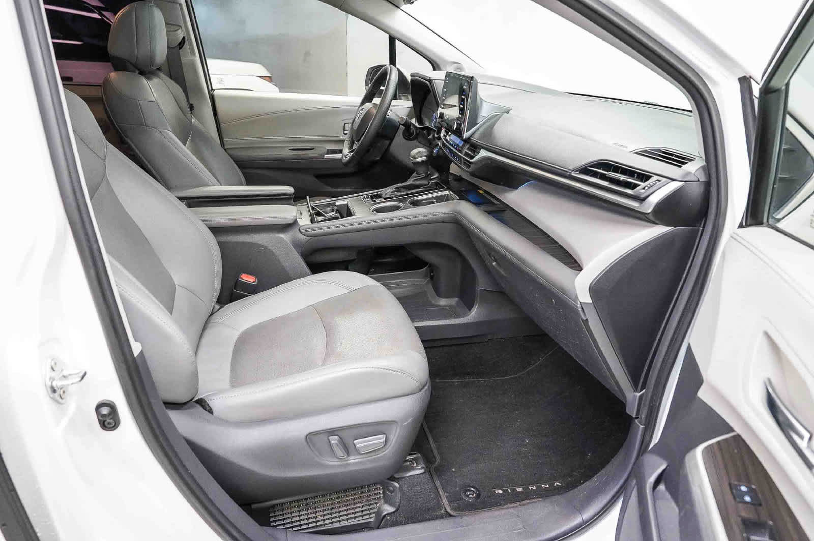 Used 2021 Toyota Sienna Limited FWD image 17