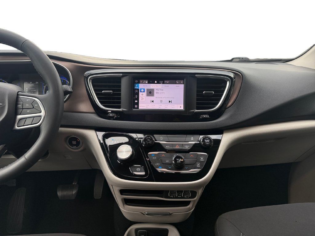Used 2023 Chrysler Voyager LX FWD image 11