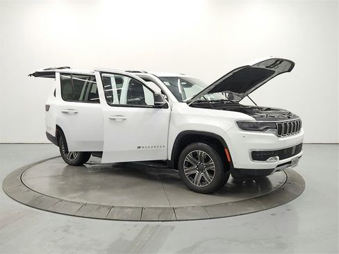 Used 2024 Jeep Wagoneer Series II w/ Flexible Seating Group image 9