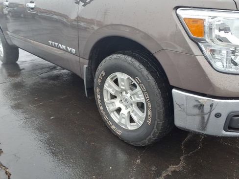 Used 2018 Nissan Titan SV w/ SV Convenience Package image 4