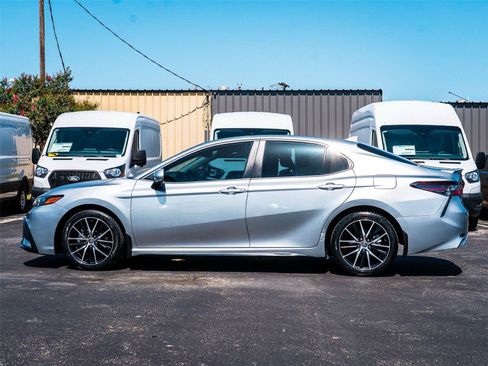 Used 2024 Toyota Camry SE FWD image 6