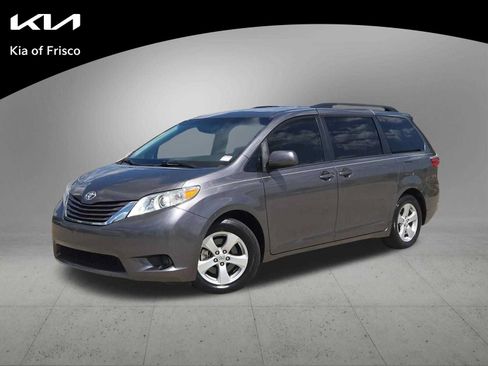 Used 2017 Toyota Sienna LE FWD image 1