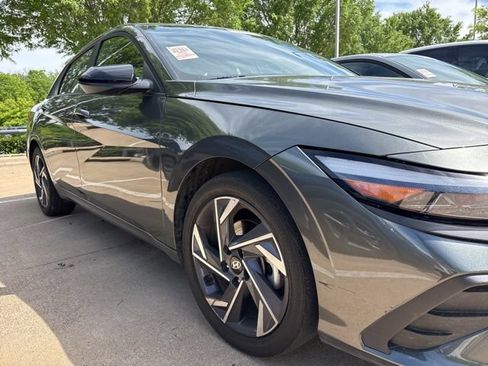 Used 2025 Hyundai Elantra Sport FWD image 3