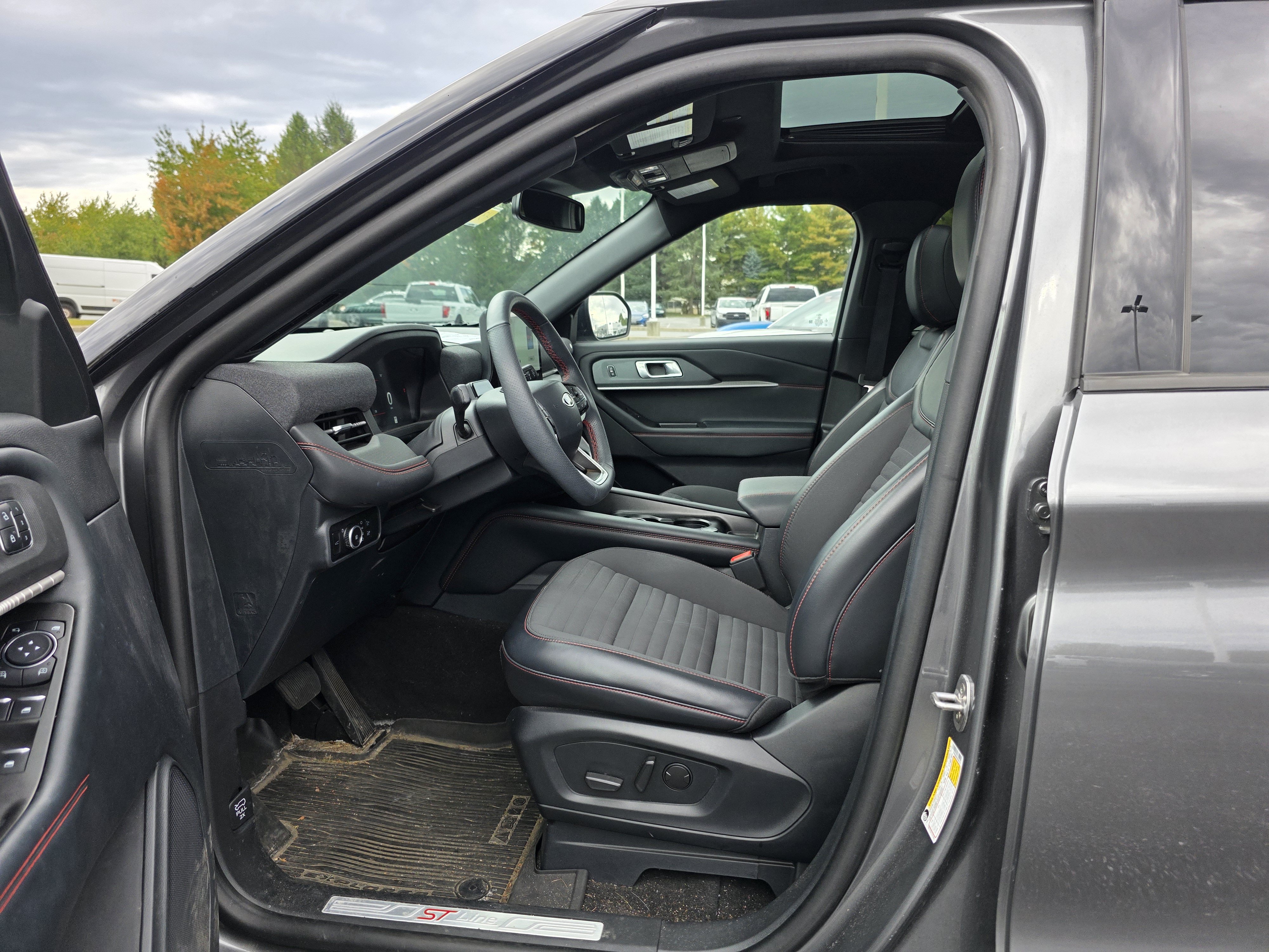 Used 2025 Ford Explorer ST-Line w/ Premium Package AWD/4WD image 19