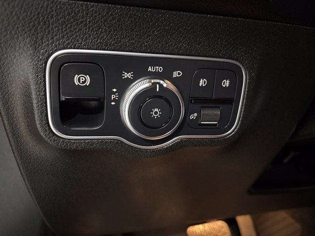 Used 2021 Mercedes-Benz GLB 250 4MATIC image 32