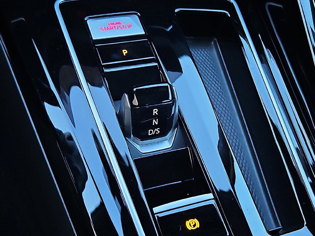 Certified 2025 Volkswagen GTI SE FWD image 17