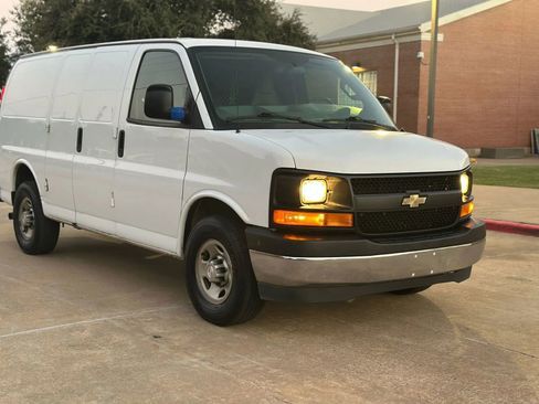 Used 2017 Chevrolet Express 2500 image 3