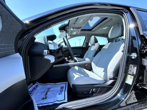 Used 2025 Hyundai Elantra Limited FWD image 12