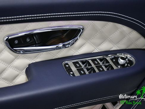 Used 2023 Bentley Bentayga AWD/4WD image 32