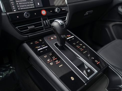 Certified 2026 Porsche Macan AWD/4WD image 14