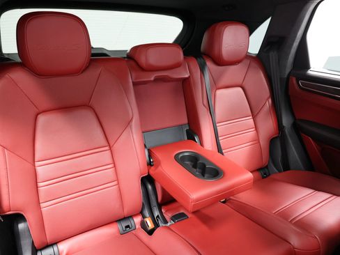 Used 2021 Porsche Cayenne Turbo S AWD/4WD image 90
