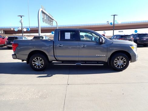 Used 2021 Nissan Titan SV w/ SV Convenience Package image 5