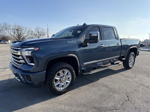 Used 2024 Chevrolet Silverado 2500 High Country w/ Technology Package image 2