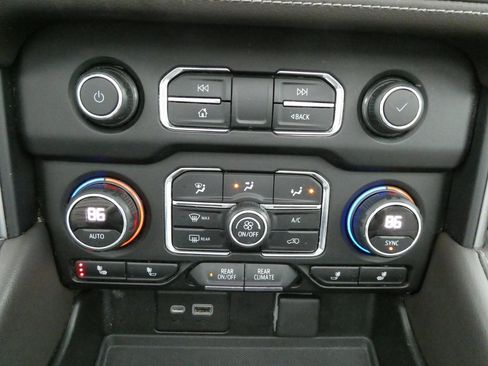 Used 2021 Chevrolet Suburban Z71 w/ Z71 Signature Package image 32