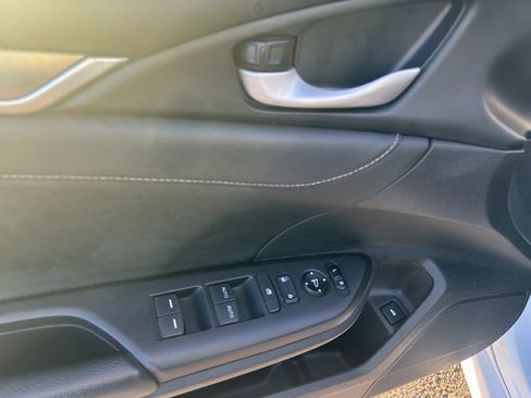 Used 2018 Honda Civic Touring image 22