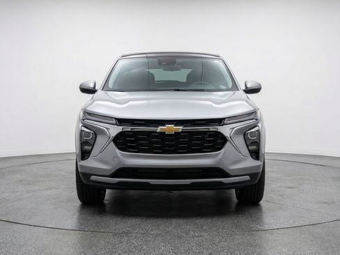 Used 2025 Chevrolet TrailBlazer LT image 2