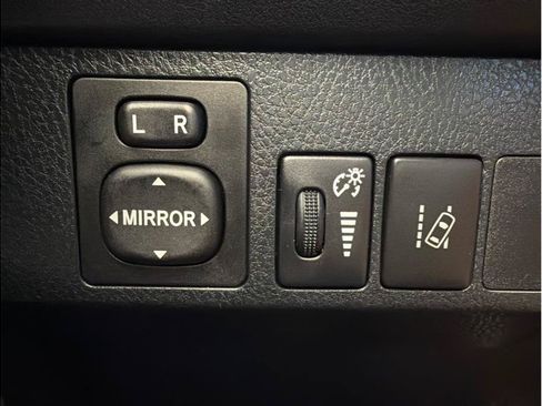Used 2018 Toyota RAV4 LE FWD image 23