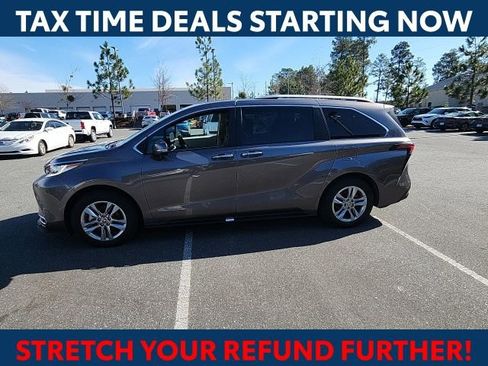 Used 2024 Toyota Sienna Limited image 8