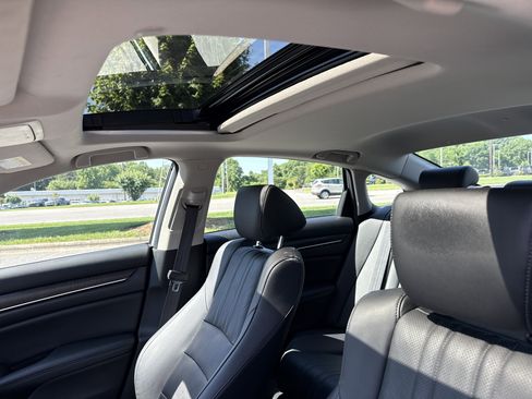 Used 2022 Honda Accord Touring image 7