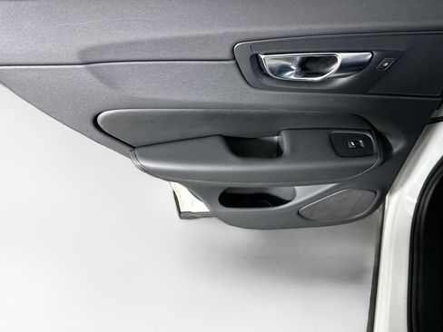 Used 2025 Volvo XC60 B5 Plus image 27