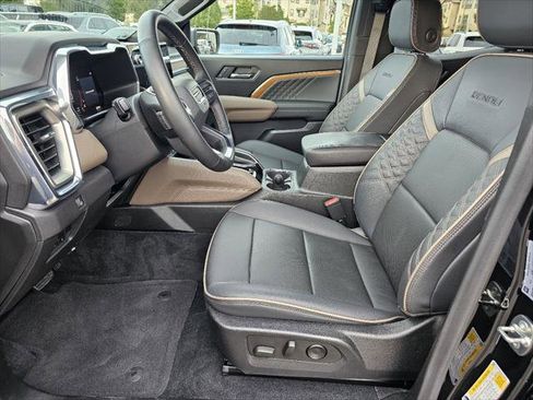 Used 2024 GMC Canyon Denali image 2