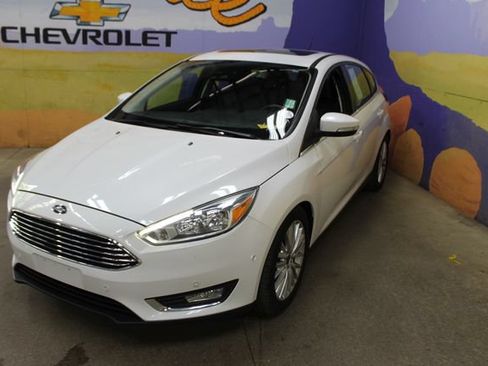 Used 2016 Ford Focus Titanium w/ Titanium Technology Package FWD image 4