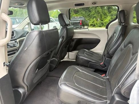 Used 2019 Chrysler Pacifica Limited FWD image 23