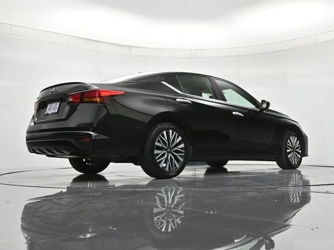 Used 2025 Nissan Altima 2.5 SV FWD image 40