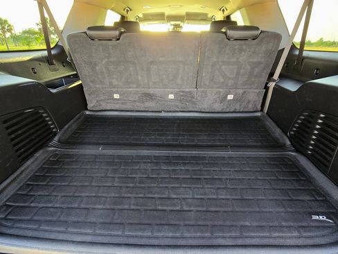 Used 2018 Chevrolet Suburban LT w/ Luxury Package RWD image 16