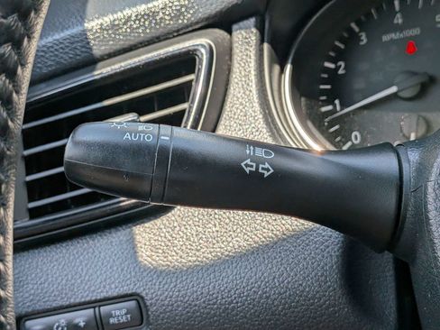 Used 2018 Nissan Rogue SV FWD image 29