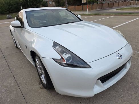 Used 2011 Nissan 370Z Touring image 2