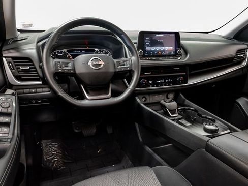 Used 2025 Nissan Rogue SV image 8