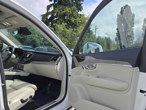 Certified 2023 Volvo XC90 T8 Ultimate AWD/4WD image 12