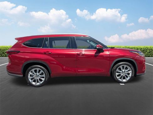 Used 2023 Toyota Highlander Limited FWD image 3