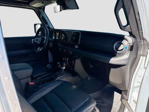 Used 2024 Jeep Wrangler High Altitude image 13