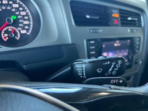 Used 2015 Volkswagen Golf S image 37