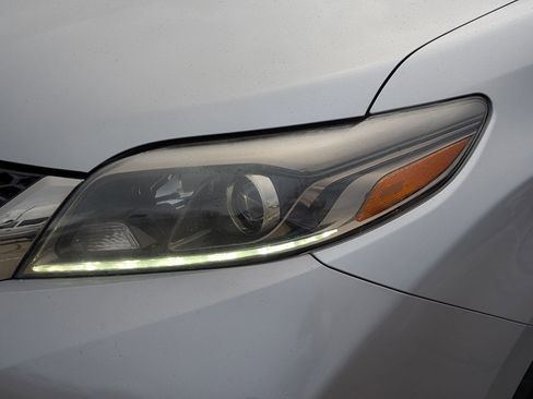 Used 2017 Toyota Sienna SE image 12