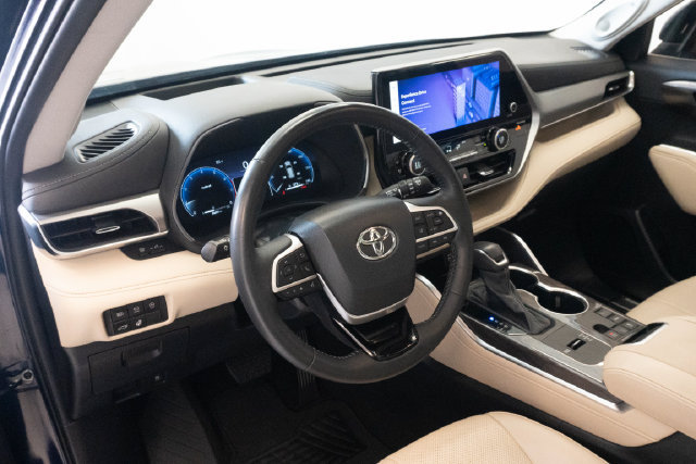 Used 2024 Toyota Highlander Platinum FWD image 3
