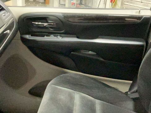 Used 2019 Dodge Grand Caravan SE w/ UConnect Hands-Free Group image 16