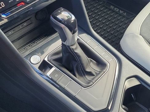 Certified 2025 Volkswagen Taos SE FWD image 26
