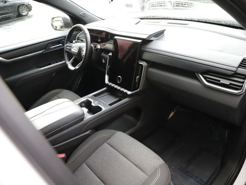 Used 2025 GMC Acadia Elevation image 9