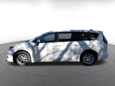 Used 2023 Chrysler Voyager LX image 4