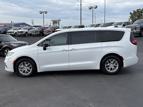 Used 2025 Chrysler Pacifica Select FWD image 9