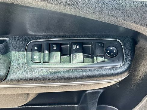 Used 2018 Chrysler 300 S AWD/4WD image 17