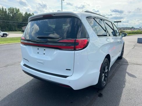 Used 2022 Chrysler Pacifica Touring-L w/ S Appearance Package AWD/4WD image 17