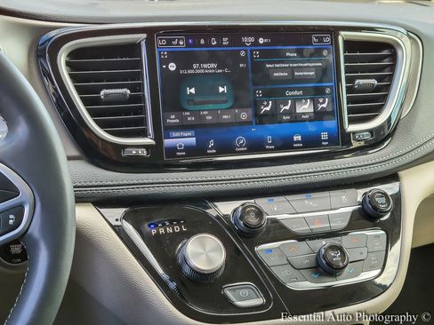 Used 2023 Chrysler Pacifica Touring-L FWD image 14