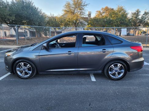 Used 2018 Ford Focus SE w/ SE Appearance Package image 4