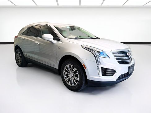 Used 2018 Cadillac XT5 Luxury w/ Driver Awareness Package FWD image 3
